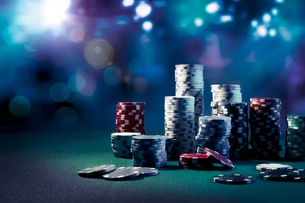 Red Tiger live-dealer table on bomjitu mobile showing dealer and betting interface