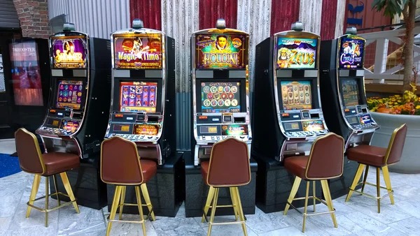 Red Tiger baccarat table on bomjitu showing live dealer and player cards